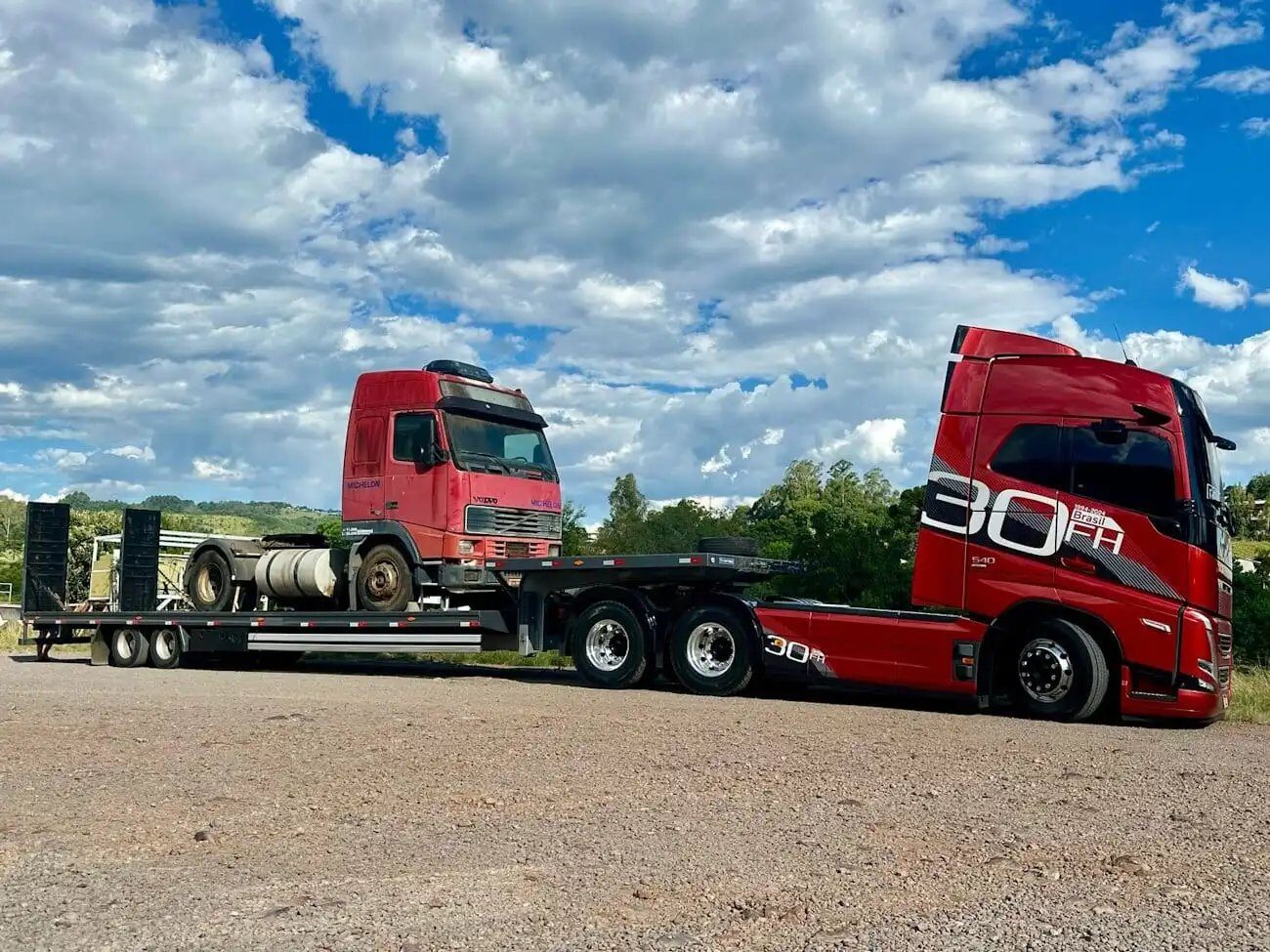 Pátio com veículos para transporte